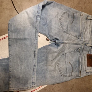 As sköna G Star - Här säljs as sköna G star jeans, ljusblåa, inga skavanker, sparsamt använda, säljs pga viktnedgång. Vid frågor DM mig.