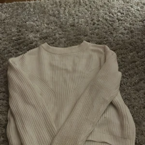 Mango tröja! - Säljer min tröja ifrån mango då den inte kommer till andvändning.Den är andvänd men är i ganska bra skick.Köpt för 279kr