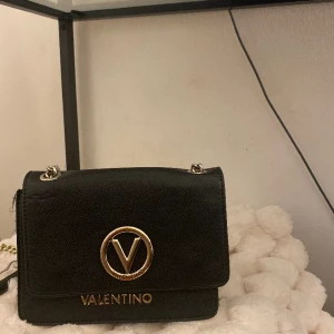 Valentino handväska - Hyfsat använd, men i bra skick. Inga sybliga deffekter.
