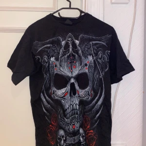 . - säljer denna supersnygga tröjan. tröjan är köpt på bluefox och använd väldigt fåtal ggr. va 1-2 ggr. nypris ca 300kr.