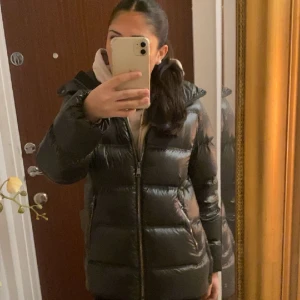 Massimo dutti jacka  - Säljer min Massimo dutti jacka i stl Xs grön. Jag köpte den nyligen (förra månaden) och säljer den för att jag ska köpa en ny jacka (den har inte varit till sån stor användning) 