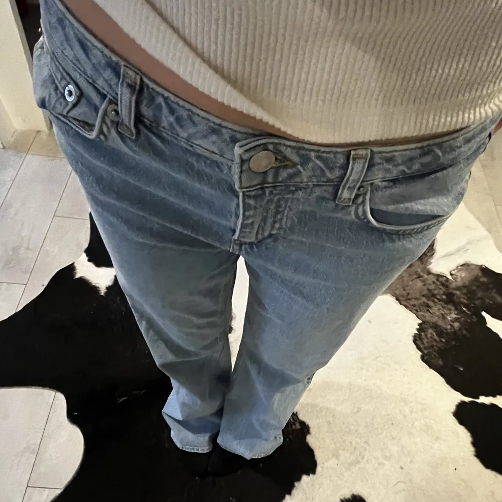 säljer dessa skitsnygga lågmidjade jeansen!💕aldrig använda så i nyskick☺️är 170cm. Jeans & Byxor.