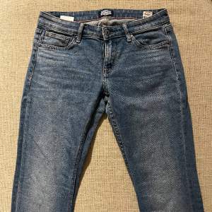 Mid/low waist bootcut jeans från Crocker i strl 28/31, passar bra i längd på mig som är 165 cm