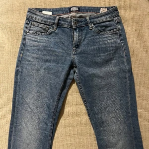 Bootcut jeans från Crocker - Mid/low waist bootcut jeans från Crocker i strl 28/31, passar bra i längd på mig som är 165 cm