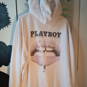 Hoodie  - Fin playboy hoodie. Köptes in för 500 kr men säjer för 200 då den inte kommer till användning. Är i storlek 38 men är lite stor i srorleken. 