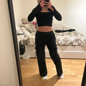 Cargobyxor - Svarta cargobyxor strl S/36, säljer eftersom jag inte använder dom! 