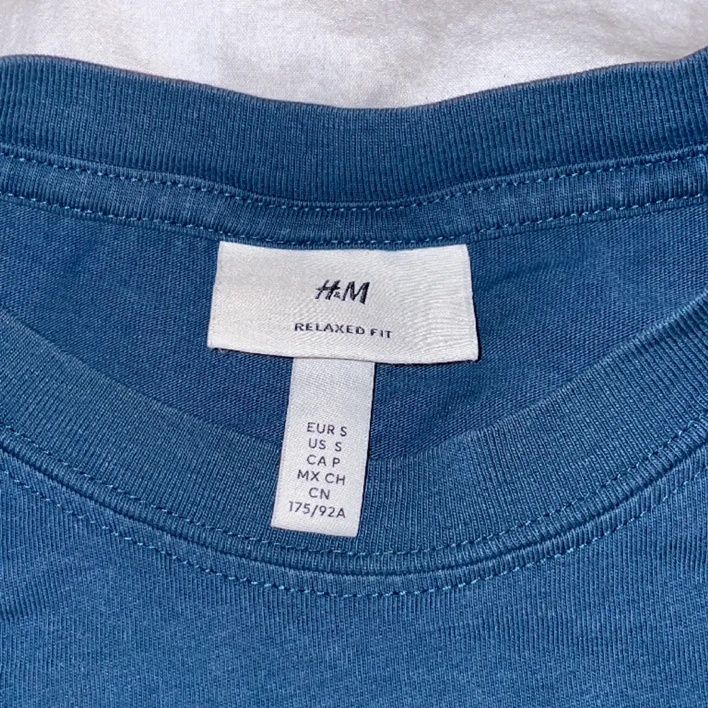 Jättefin t-shirt från h&m med ett tryck på ryggen. Är i storlek S men passar även en M eftersom den är lite större i passform. Hör gärna av dig för mer frågor ☺️. T-shirts.