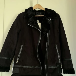 Skinn jacka  - En oanvänd jacka, helt ny. Vill sälja den eftersom den var lite för stor. Finns att hämta i Uppsala. Pris: 1000kr Storlek: M