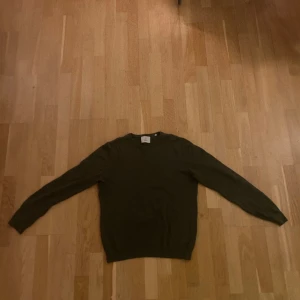 Oliv grön bläck tröja - Oliv grön bläck tröja, storlek M men lite mindre än storlek M så kan också passa S 