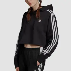 Säljer denna croppde Adidas hoodie som endast använts en gång ✨nytt skick!