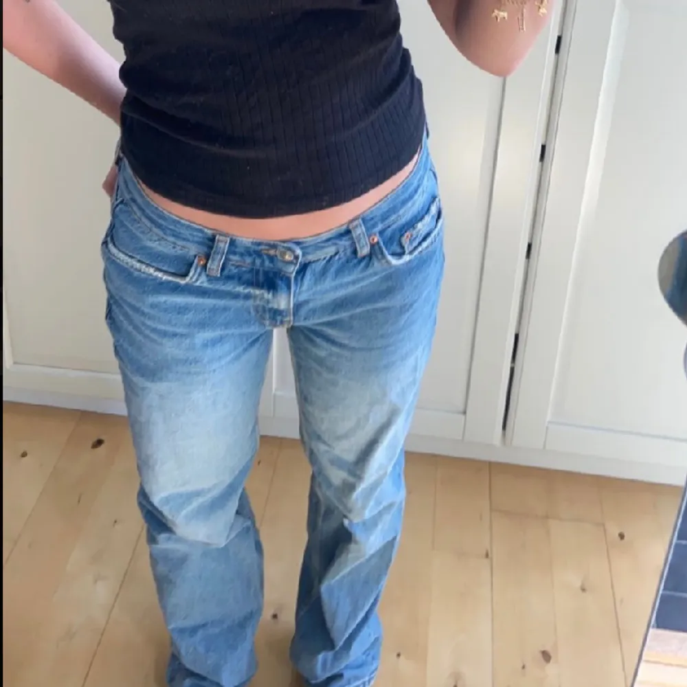 Helt oanvända låga jeans från bikbok som är jätte fina! Men kommer tyvärr inte till användning. Storlek 36 jag är ca 167!. Jeans & Byxor.