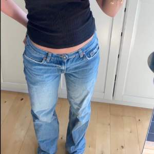 Helt oanvända låga jeans från bikbok som är jätte fina! Men kommer tyvärr inte till användning. Storlek 36 jag är ca 167!