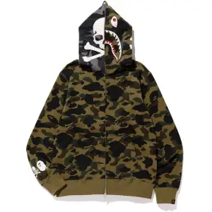 Helt oanvänd bape hoodie som jag fick i julklapp men inte är min stil. Skriv vid fler bilder osv. 