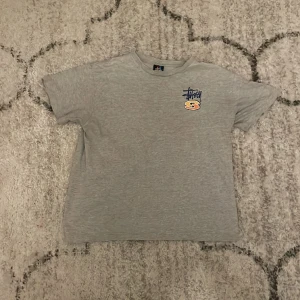 Stussy T-shirt  - Stussy T-shirt Storlek: L, men passar storlek S 