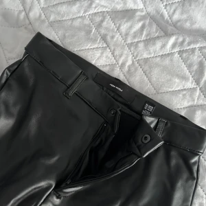 Skin byxor  - Utsvängda skin byxor från vero Moda i stl XS
