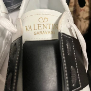 Valentinoskor - Knappt använda, för små för mig. Fräscha, högstbjudande 