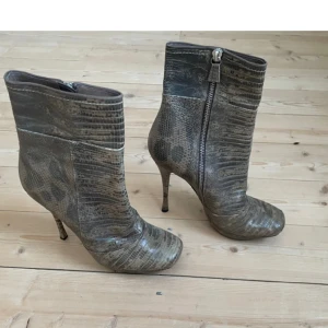 Boots i pytonskinn, Lanvin, storlek 38 - Boots från Lanvin. Pytonskinn, exklusiva och utan skador. Storlek 38.