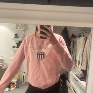 Gant tröja - Använd enstaka gånger. Ett litet hål vid ena axeln. Nypris: 1000kr