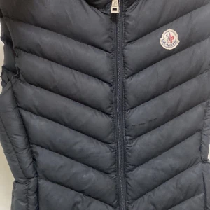 Moncler väst strl S dam - Säljer en dam moncler väst storlek S. Finns att hämta i Helsingborg 