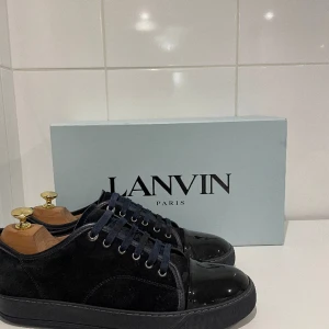 Lanvin skor  - Hej! Säljer nu dessa superfina mörkblåa lanvin skor. Skorna är i nästan nyskick 9/10. Med skorna medföljer original låda. Uk 8 passar 42-43