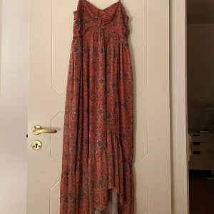 Långklänning  - Långklänning med fint mönster💕 tunna band och asymmetriskt skuren ner till 