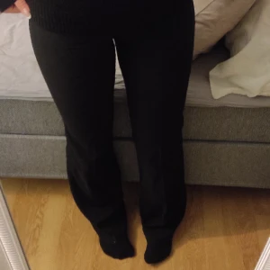 Lågmidjade kostymbyxor  - Utsvängda kostymbyxor som är för små för mig, sitter jättefint 🥰