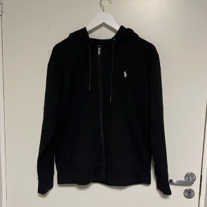 Polo Ralph Lauren Zip-up - Polo Ralph Lauren Zip-up - En snygg tröja i utmärkt skick, endast använd en få antal gånger. Storlek M men passar också S. 