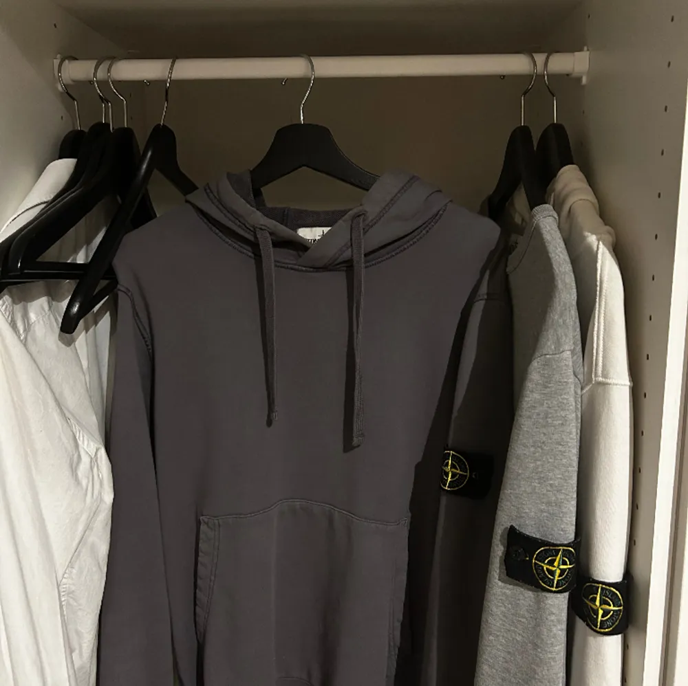 Säljer 3 stycken Stone Island tröjor, 2 hoodies samt 1 crewneck. Samtliga tröjor är i storlek L och passar M-L. Alla är köpta på NK i Stockholm och påse/kvitto kan fås med.  Grå crewneck-700kr Blå/grå hoodie-900kr Vit hoodie-700kr Allt-2000. Hoodies.