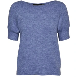 Kortärmad stickad tröja - Jättefin och mysig stickad tröja med korta ärmar från Vero Moda. Jättefint skick och sparsamt använd.