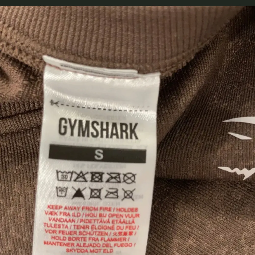 Långärmad croppad topp från Gymshark i storlek S, i väldigt fint skick. 💕 Lånade bilder. . Yläosat.