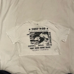 Croppad T-shirt - Helt oanvänd croppad t-shirt med tryck på💕Frakt tillkommer📦