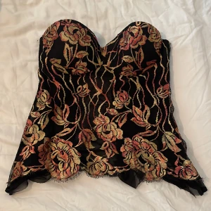 Korsett topp - Säljer denna otroligt fina korsett toppen från märket Cotton club. Säljer pga att den är för stor för mig. Skulle säga B - C kupa men jag har fått den o funka med A kupa. Kom privat för bild på❤️