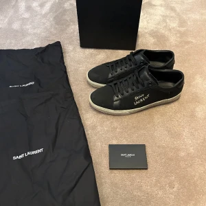 Saint Laurent skor - Tvär feta saint Laurent skor! Köpta  för 7000 och knappt använda. Pågrund av att dom är för små!  Färg svart Cond 9/10 Storlek 42