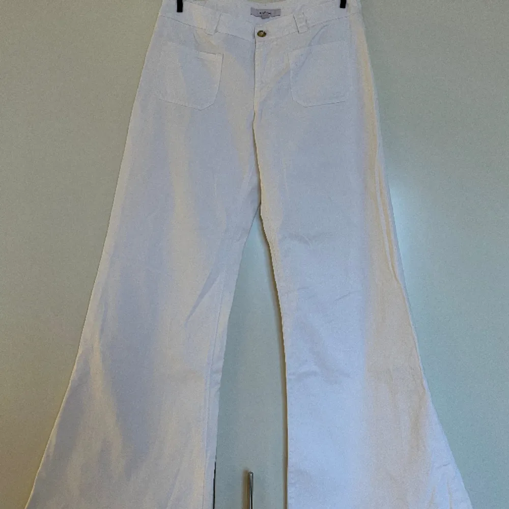 Vintage Zara (2002) vita low rise flared byxor i bomull storlek 36. Bra skick! . Jeans & Byxor.