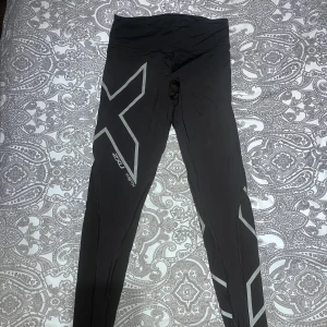 2xu träningstights - Träningstights i storlek S från märket 2xu. De är använda men fortfarande i gott skick. Säljes då dem ej passar mig längre. 