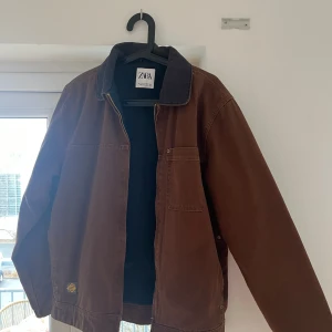 Jacka zara  - Brun jacka från zara. Normal i storlek 