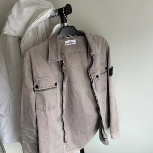 Stone island overshirt  - Riktigt fet och unik Stone island overshirt i storlek L, men passar även M.  Kondition 9/10 och äktighetsbevis finns.
