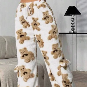 Mjukisbyxor  - Storlek L Endast testade men dom var förstora för mig Så då har dom bara legat i garderoben 