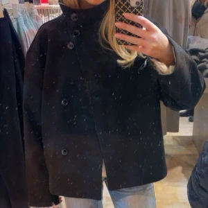 Jacka gina tricot - Söt vårjacka från ginatricot! Köpte för 600 för några månader sedan och den är helt utan defekter 😍