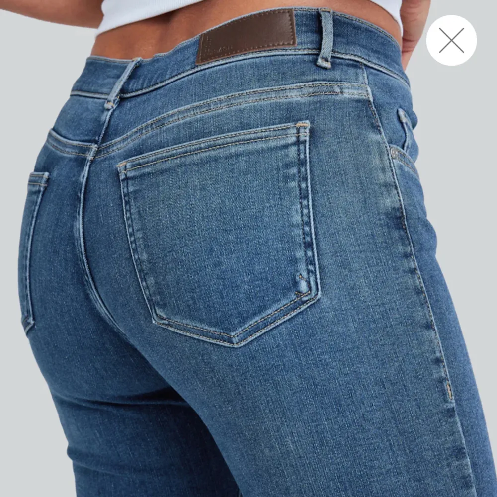 Säljer dessa snygga jeanse då jag köpte fel storlek har använts 3-4 gånger storlek s längd 31 skriv för mer frågor💕. Jeans & Byxor.