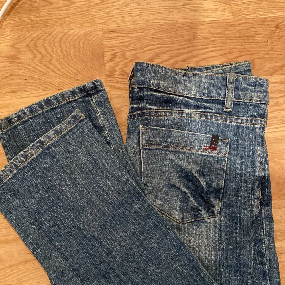 Lågmidjade jeans med en rak/bootcut modell, tyvärr för stora. Cool urtvättad blå färg. Stl 28/34. Jeans & Byxor.