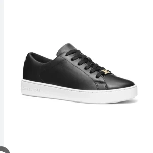 Svarta skor - Hej! Säljer mina Michael kors skor då de inte kommit till någon användning sens jag köpt dom. Det är minimala tecken på användning och ser fortfarande väldigt nya ut. Säljer dom för 650kr  (nypris 1300kr)