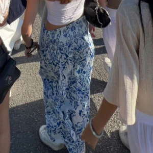 Blå långkjol - Sötaste långkjolen till sommaren!! Helt slutsåld från h&m❤️‍🔥 säljer då jag har för många kjolar :)