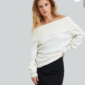 Off shoulder stickad tröja - Säljer min off shoulder stickade tröja då den in tre används längre.