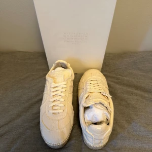 Maison Margiela  - Säljer ett par helt nya Maison Margiela skor. Aldrig använda med alla tillbehör (box, dustbag, kort). Riktigt feta och riktigt ”laidback” skor. Perfekta till sommaren ☀️. Hör av er vid frågor eller funderingar! Kan gå ner i pris vid snabb affär😁