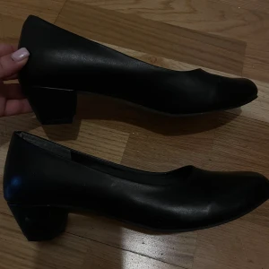 Svarta klackar  - Svarta klackar storlek 41 I gott skick 