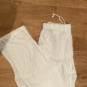 Linnebyxor - Linnebyxor från h&m home. Mer av en rakare modell. Stl S. Knappt använda