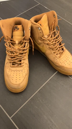 Nike air Force high bruna - Nike air Force höga skor storlek 45 Rätt bra skick inte använda så mycket.