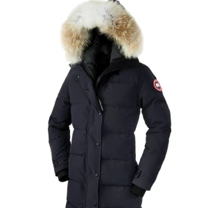 Canada goose shelburne - Mycket använd, behöver kemtvätt!! Inte äkta därav priset!!