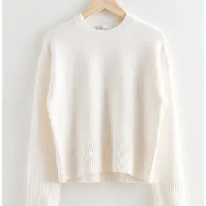 Säljer denna otroligt fina tröjan från &other stories❤️‍🔥tröjan har knappt några defekter, köpt för 490kr